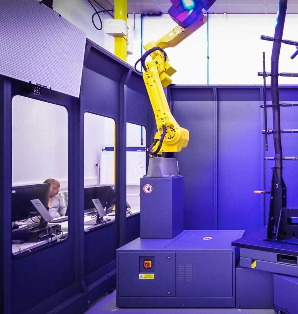 Impianto robotizzato in un ambiente industriale